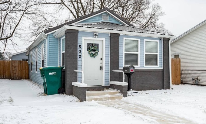 Mishawaka Casa | Modern 2-BR Home with Fenced Yard & Workspace
