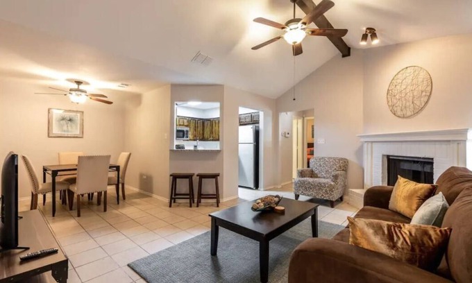 South Arlington Casa | Modern 2 BR near AT&T Stadium & Six Flags Sleeps 6