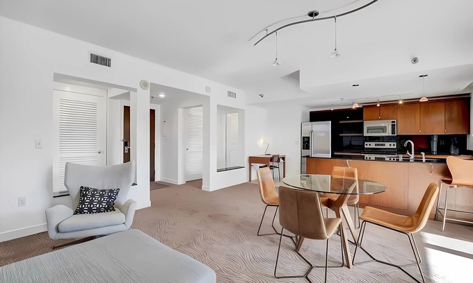 Lake Las Vegas Condominio | Modern 2 BR, Pool, Lakefront Escape w/ Breathtaking Views