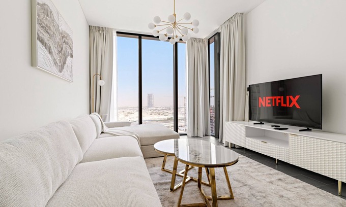 Nad Al Sheba Apartamento | Modern 2 BR with Pool View in Sobha Hartland