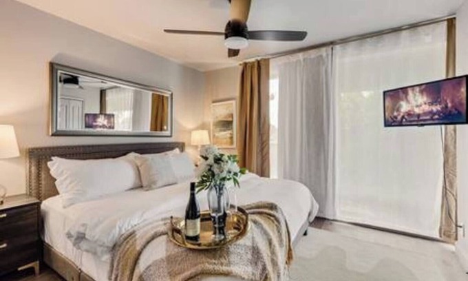 Old East Dallas Condominio | Modern 2-story loft in central Dallas with king beds, luxury linens, and walkable dining & entertainment.
