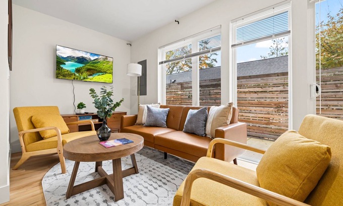 Fremont Casa | Modern 2B/1.5B Fremont House with Prime Walkability