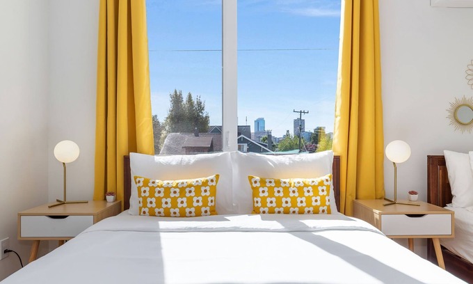 Squire Park Casa | Modern 2B2B w/Rooftop Walk to CapHill 6 Guests
