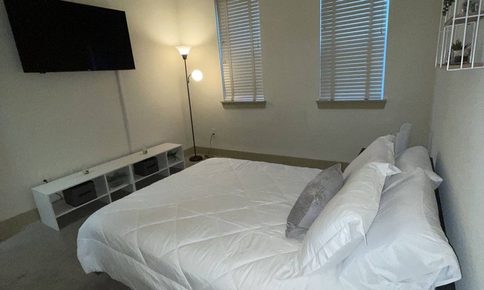 Lindridge-Martin Manor Apartamento | Modern 2bd/2bath spacious Loft, in the heart of Midtown and Atlanta nightlife!