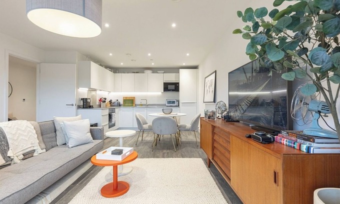 Shephall Apartamento | Modern 2BD Apt w/ Balcony and Parking - Near London