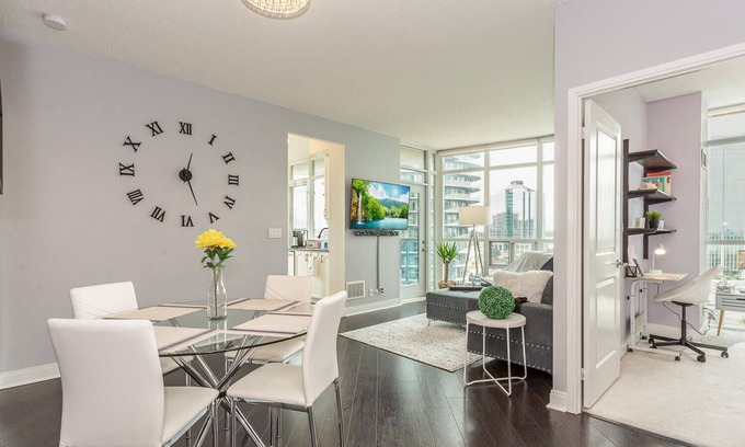 Downtown Mississauga Condominio | Modern 2Bd Condo in Square1 with Iconic Views