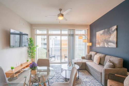 Evans Churchill Apartamento | Modern 2BD DT - Balcony, Gym, W-D, Parking - Sleeps 8