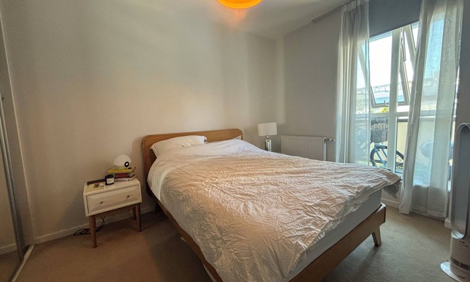 Tower Hamlets Apartamento | Modern 2BD Flat in Mile End with Private Balcony