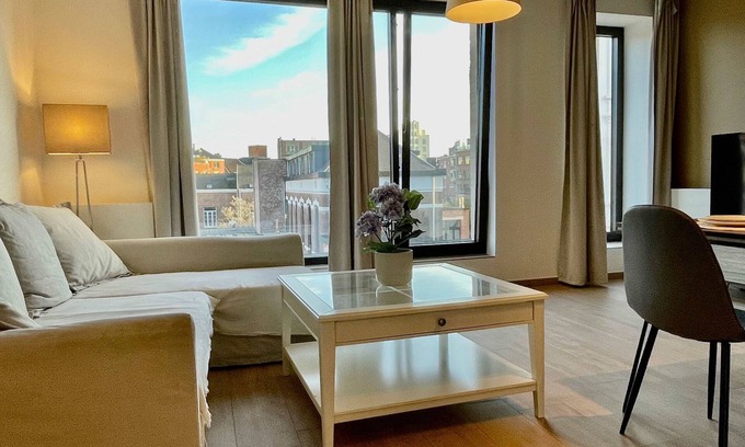 Klein-Antwerpen Apartamento | Modern 2BR 1.5 BA Near Diamond District by Oneluxstay