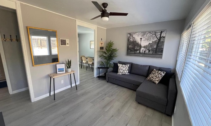 Lincoln Acres Apartamento | Modern 2BR 15 Minutes to Beaches, Sea World, Zoo