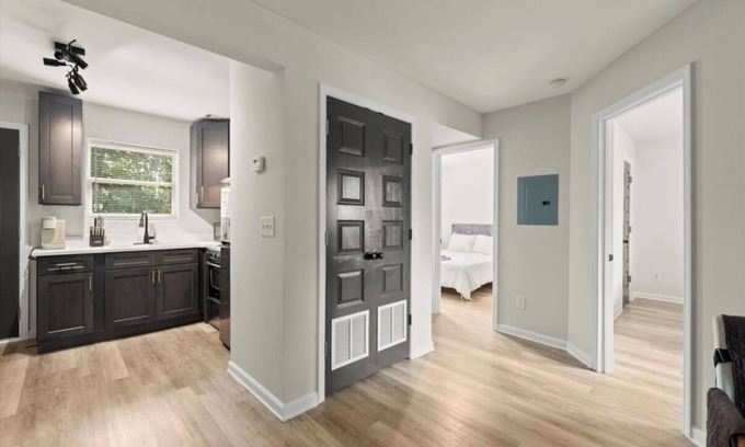 Summerhill Apartamento | Modern 2BR Apartment in Summerhill Near Stadium, Universities & Downtown