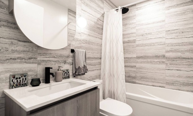 West Bend Condominio | Modern 2BR Art, Loft Style Condo