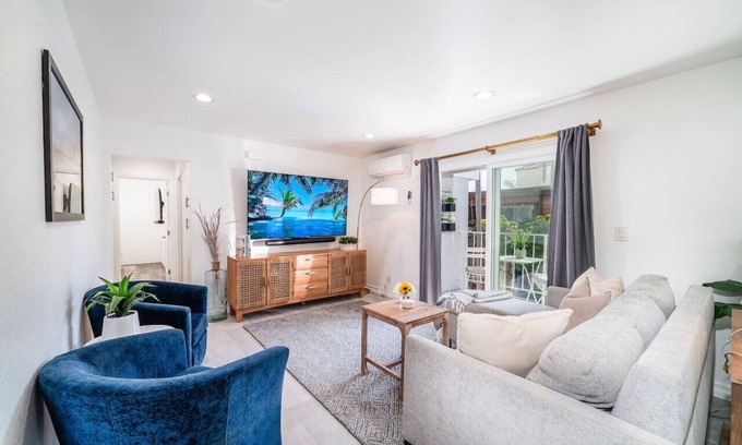 Huntington Beach Condominio | Modern 2BR Condo, Steps to Ocean, BBQ, Surfboard, XBOX & Ps4, E-bikes, Pets OK