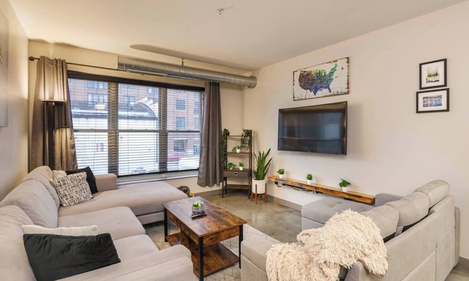 Short North Cama Y Desayuno | Modern 2BR Condo w/ Parking | Heart of Short North
