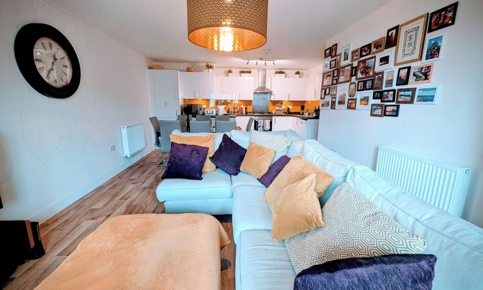 Walton-on-Thames Apartamento | Modern 2BR Flat | Parking | Balcony | WiFi
