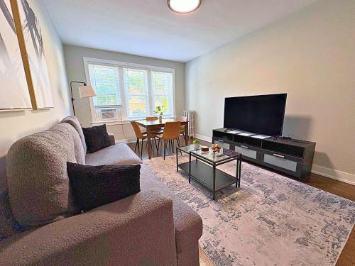 Old Irving Park Apartamento | Modern 2BR Haven in Chicago - Cullom C1