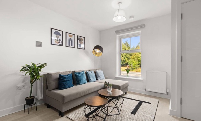Killingbeck Casa | Modern 2BR Home Free Parking Ideal for Long Stays