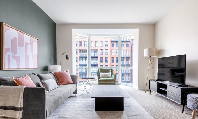 Penn Quarter Apartamento | Modern 2BR in Penn Quarter w/ Pool + large garden, near metro by Blueground