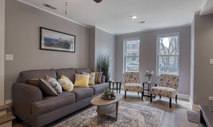 Roscoe Village Casa | Modern 2BR in Roscoe/Wrigley with Free Street Parking walk to Paulina Brown-line