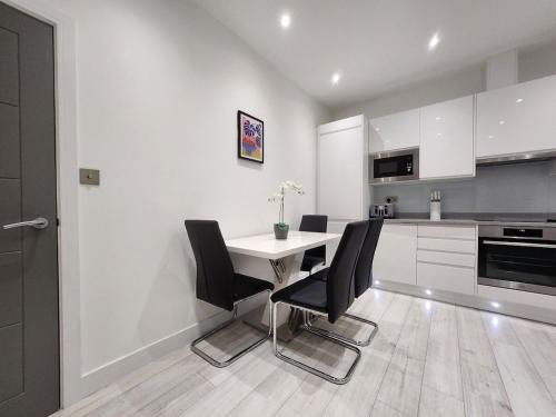 Queen's Park Apartamento | Modern 2BR London Apt Near Tube