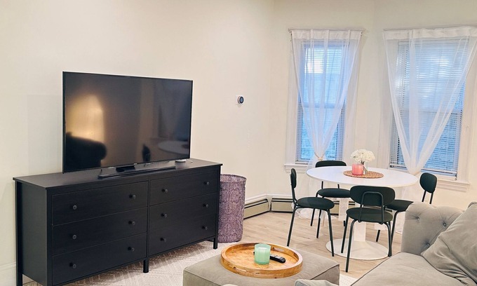 East Somerville Apartamento | Modern 2BR near subway & parking available