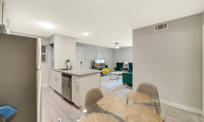 Hyde Park Apartamento | Modern 2BR Near UT Hyde Park Evonify