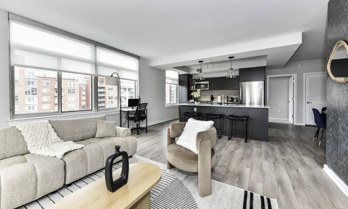 Crystal City Apartamento | Modern 2BR Oasis with Scenic Rooftop & Gym ﻿