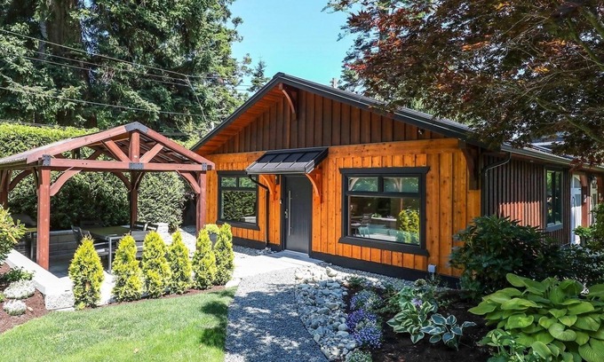 Courtenay Apartamento | Modern 2BR oceanfront apartment for sun, ski or mountain biking!