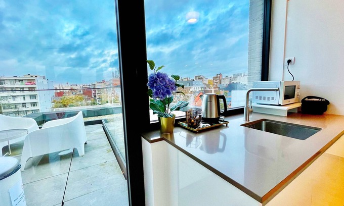 Klein-Antwerpen Apartamento | Modern 2BR Penthouse Near Diamond District by Oneluxstay