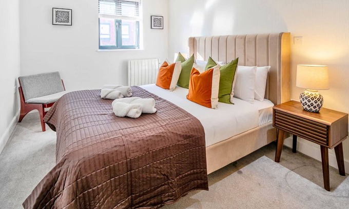 Camberley Apartamento | Modern 2BR | Pet-Friendly, Fast Wi-Fi, Netflix