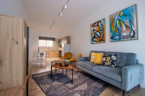 Oroklini Apartamento | Modern 2BR Steps from Beach