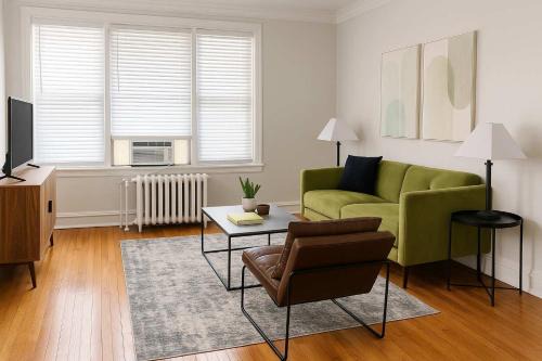 Boystown Apartamento | Modern 2BR with Reliable Wi-Fi - Roscoe 30