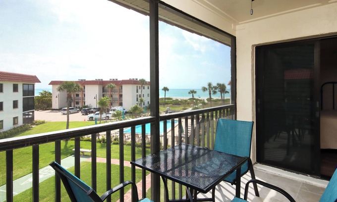 Shell Harbor Condominio | Modern 2nd story beachfront condo on Sanibel Island - Sandalfoot 2D3