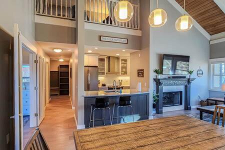 Historic District Casa | Modern 3 BDR Heart of Downtown Walk Everywhere