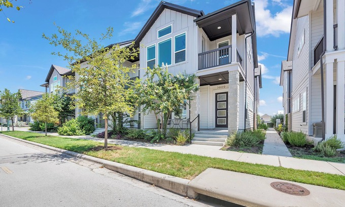 Mueller Casa | Modern 3 Bed/2.5 Bath Townhome in Trendy Mueller – Walk to Parks, Shops & Dining
