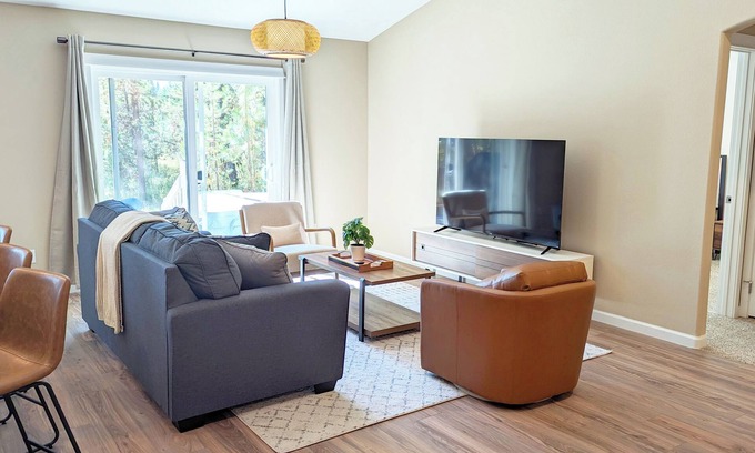 Oregon Water Wonderland Casa | Modern 3 Bed/2 Bath South of Sunriver with Hot Tub and A/C