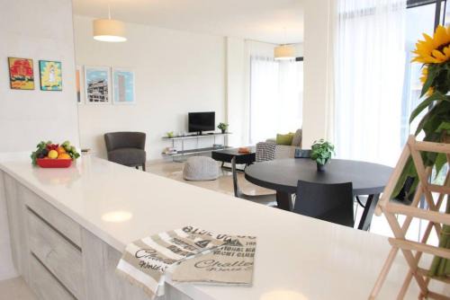 Beirut Apartamento | Modern 3 Bed 3 Bath Apt w Sea View