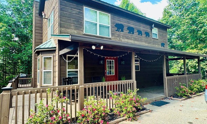 Blairsville Cabina | Modern 3 bed cabin - ping pong, fire pit, Mountain View - 4 miles to downtown