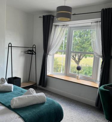 Loughborough Casa | Modern 3-Bed Family Home Sleeps 6 Fast- Wi-Fi Free-Parking- Private Patio
