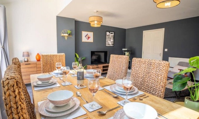 Church Gresley Casa | Modern 3 bed house, 2.5 baths with wi-fi & parking