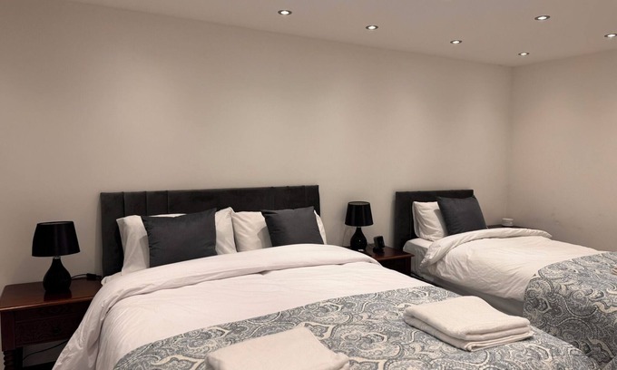 Forest Gate Casa | Modern 3 Bed Home in London, Stratford, Tube & Parking