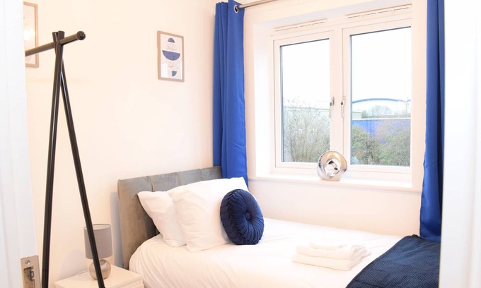 Bilston Casa | Modern 3 Bed House w/ Parking