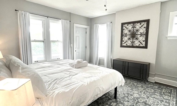 Weinland Park Casa | Modern 3 Bed- Near OSU- Walkable to Short North