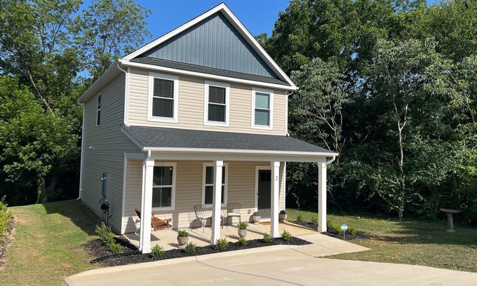 Belmont Historic District Casa | Modern 3-Bed New Build – Steps from Charming Downtown Belmont