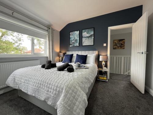 Whitefield Casa | Modern 3-bed stay-away-home sleeps 6 nr Manchester