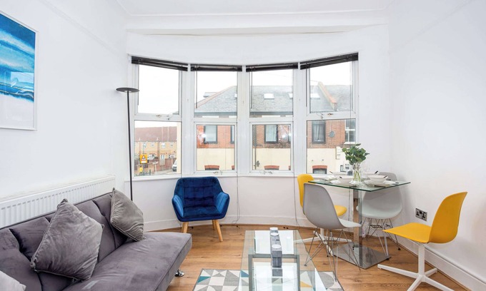 Southend-on-Sea Casa | Spacious 3 Bedroom Home with Parking in Southend
