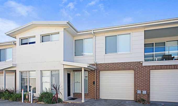 Warilla Casa | Modern 3 bedroom townhouse 750m to the beach and foreshore in Lake Illawarra