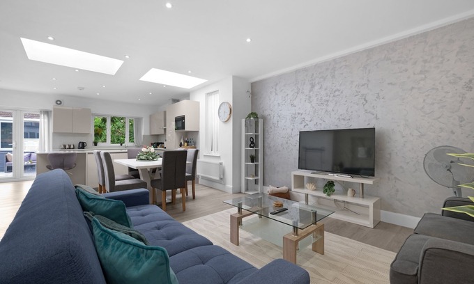 Edgware Casa | Modern 3 Bedroom, 2.5-Bathroom Home in Edgware