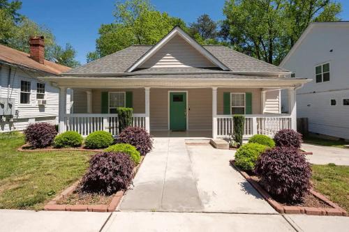 East Durham Casa | Modern 3-bedroom, big fence yard, Pets stay free