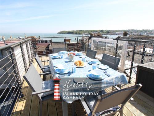 Cowes Casa | Modern 3-Bedroom Cowes Stay with Balcony & Panoramic Solent Views Close to Shops, Cafés, Sailing Clubs & Beach